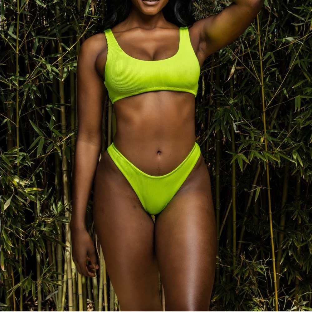 Buffbunny Chasing waterfall Bikini